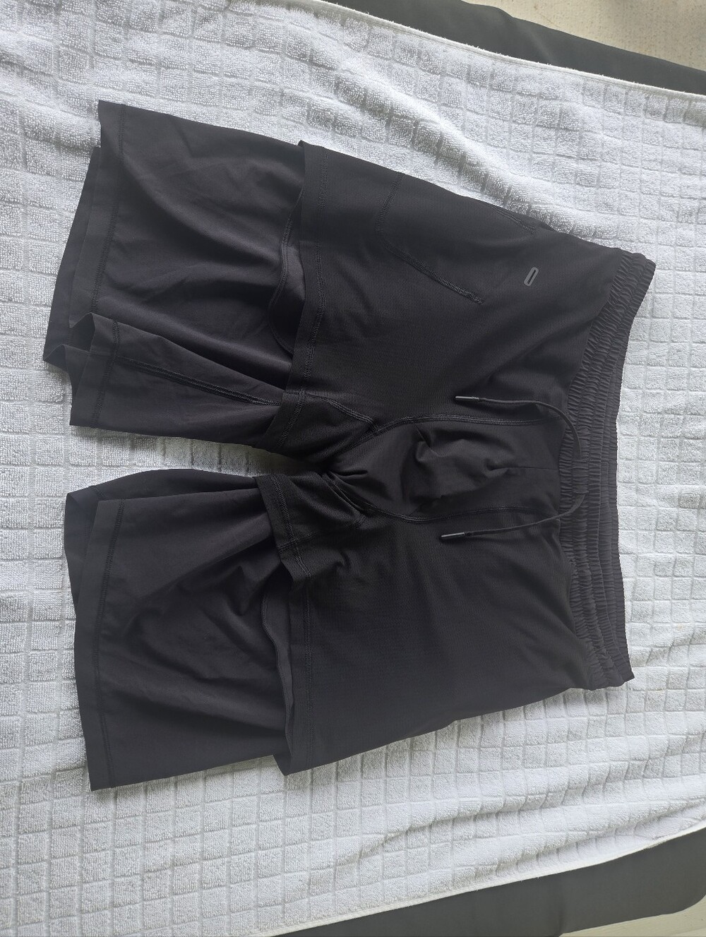 lululemon athletica Men's Black Athletic Shorts - Elastic Waist - Picture 4 of 6